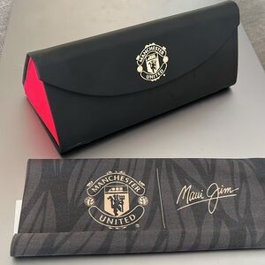 NEW Manchester United Maui Jim Limited edition sunglasses case velvet foldable